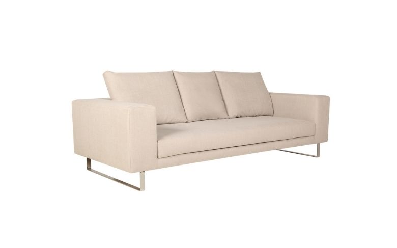 Canapé 3 places Clémenceau en tissu beige. Lignes simples et piètement en métal chromés pour un intérieur moderne.