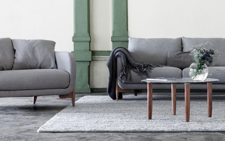 Avec ses lignes généreuses, le canapé Carnavalet, en gris, est idéal si vous souhaitez avoir un style maison de famille dans votre intérieur.