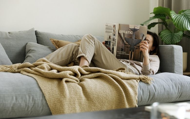 Le canapé calvi en gris est idéal pour créer une ambiance chalet de montagne moderne dans son salon. 
