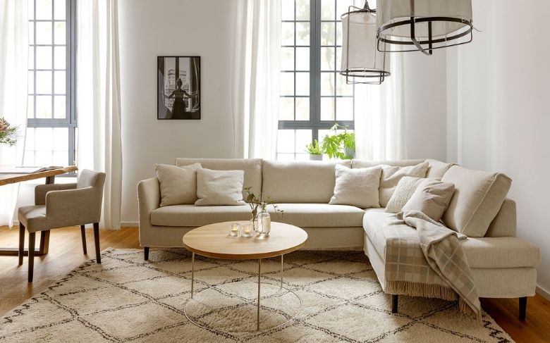 Canapé Evian, couleur beige, salon à l'ambiance relaxante 