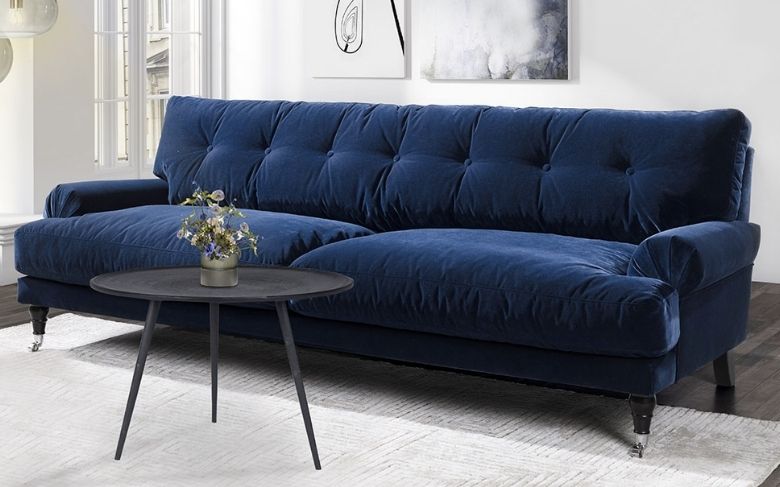 Le canapé Ambroise, en velours bleu, est parfait pour un intérieur au style vintage