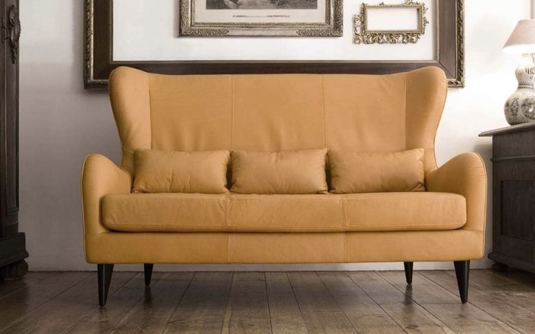 Le canapé Galan possède des courbes rétro chic, idéal donc si l'on souhaite apporter une touche vintage à son salon