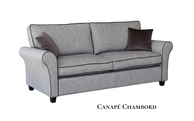 le canapé Chambord aux courbes arrondies rentre parfaitement dans un style shabby chic 
