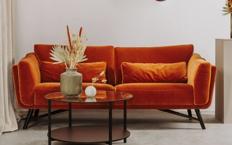 Canape orange en velours, décoration minimaliste table basse