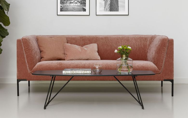 Le canapé Levallois dans des tons chauds, intégré dans un intérieur à l'ambiance sobre et minimaliste. 