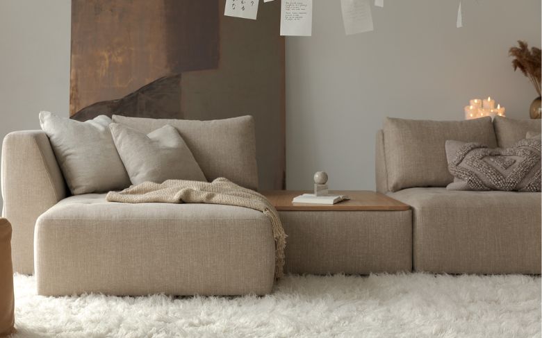 Un salon avec un canapé taupe pour un environnement chaleureux.