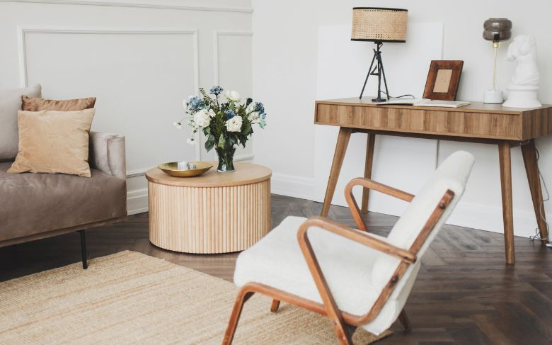 Un espace chaleureux avec des meubles en bois