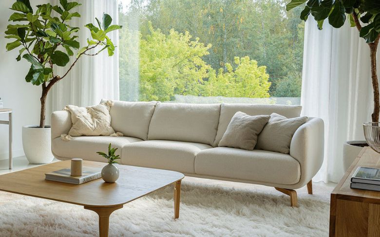 Un intérieur lumineux avec un canapé beige avec un confort incroyable